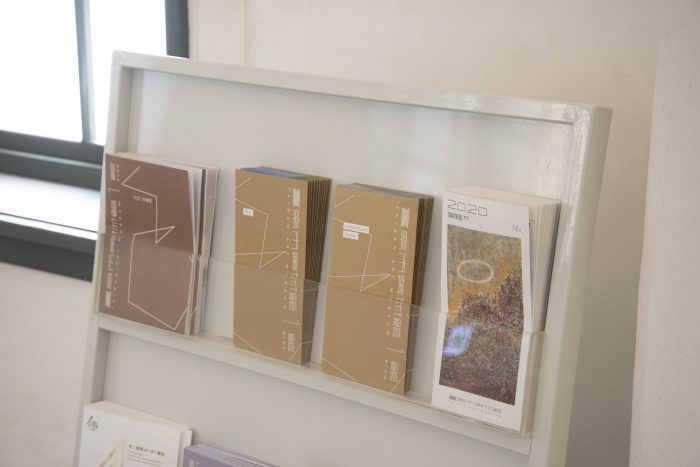 於南美館DM架放置「白色南美館」摺頁