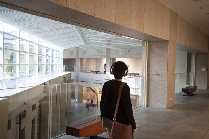 於館內聆聽語音導覽